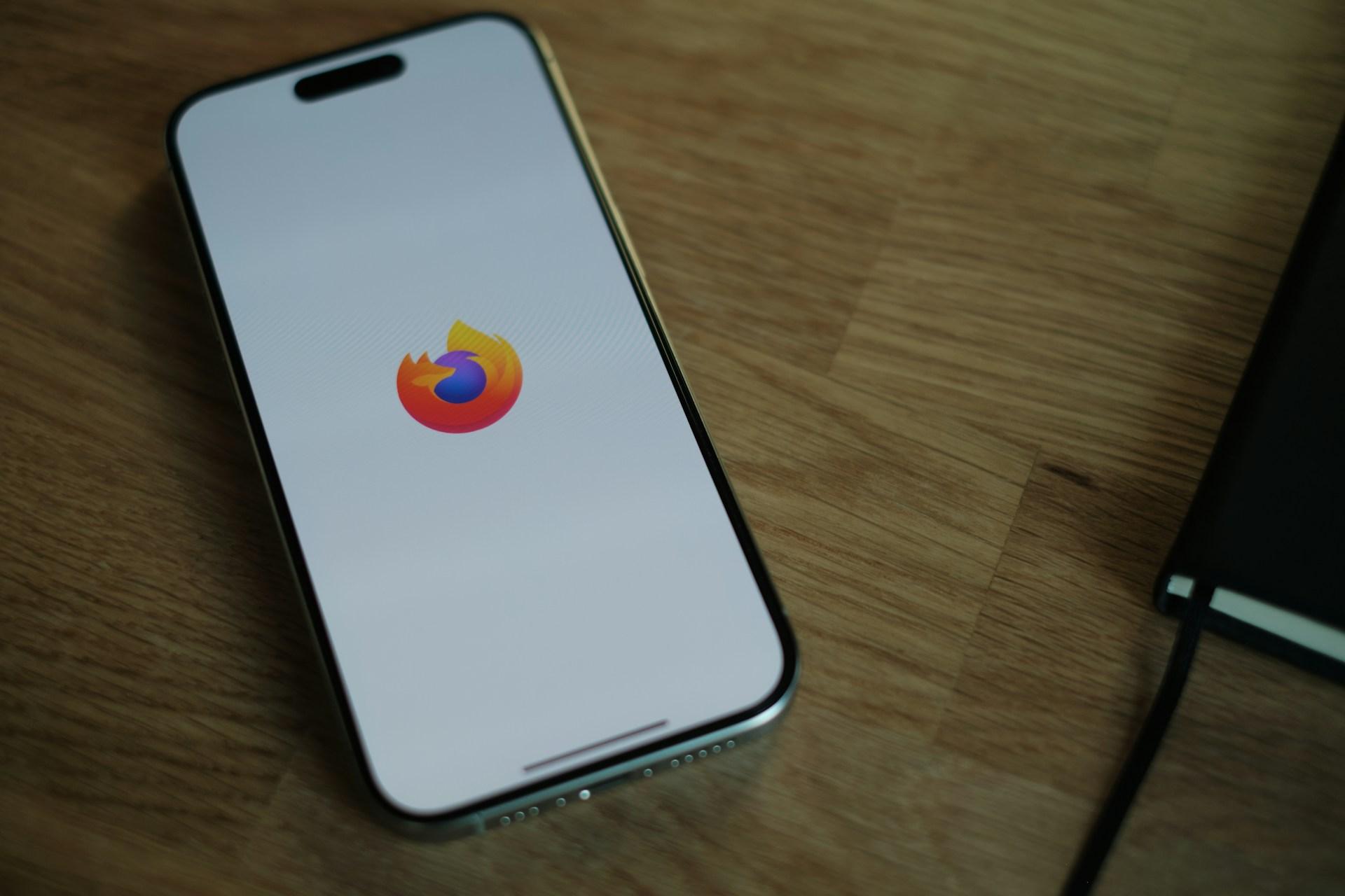 Firefox für iOS: Webseiten per KI und Schüttelgeste zusammenfassen
