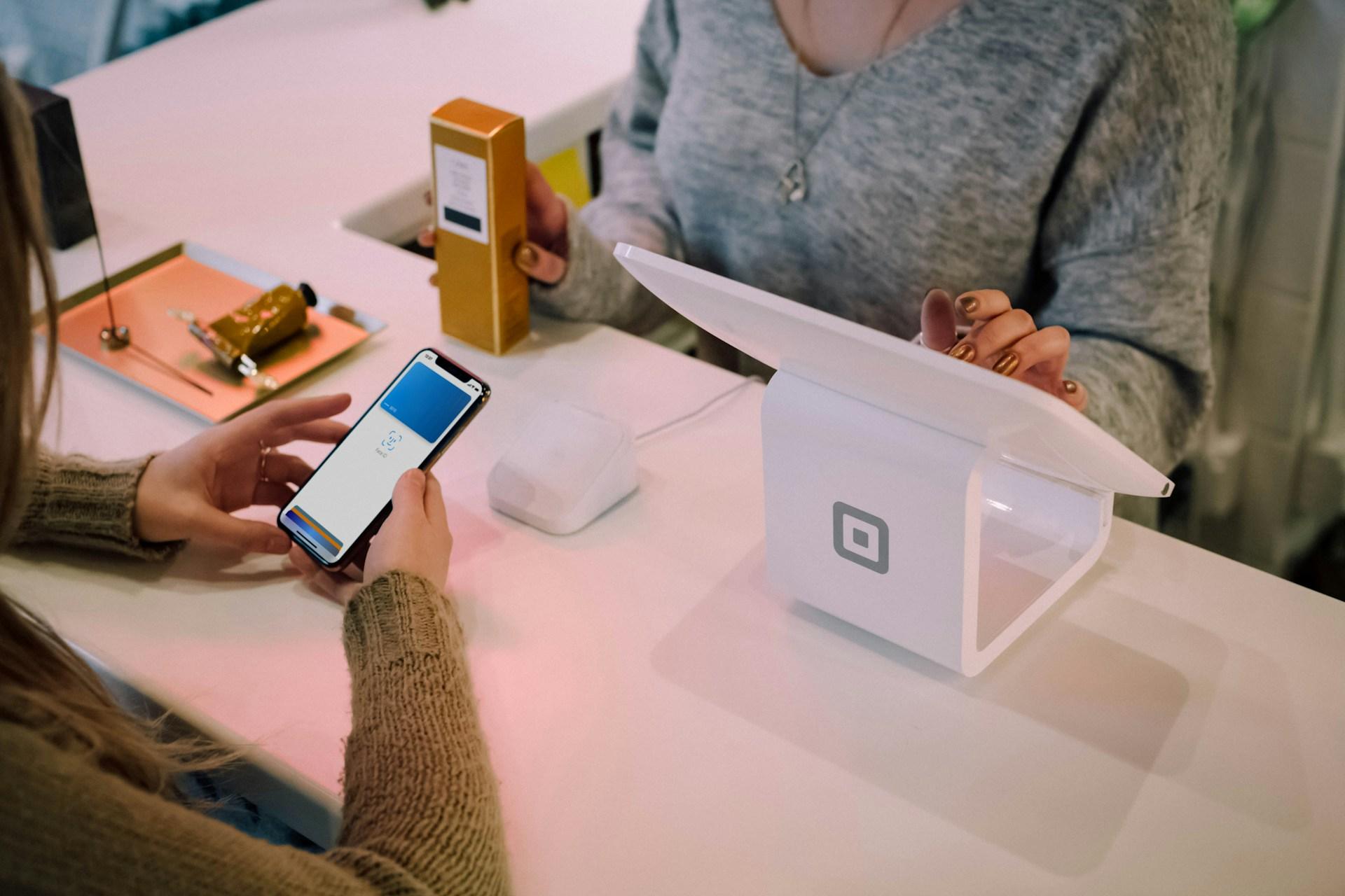 Die Klarna-App wird zum NFC-Terminal: Tap to Pay startet und greift Wallets an